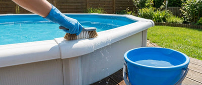 Pool-Folie reinigen: Anleitung gegen Wasserlinie, Algen und Kalk