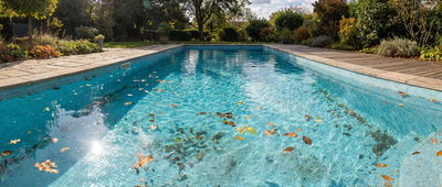 Pool-Boden reinigen: Methoden mit und ohne Sauger im Vergleich