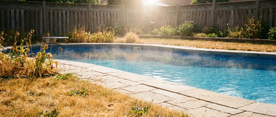 Wasser im Pool sparen: Welche Methoden gegen Verdunstung und Wasserknappheit wirklich wirken