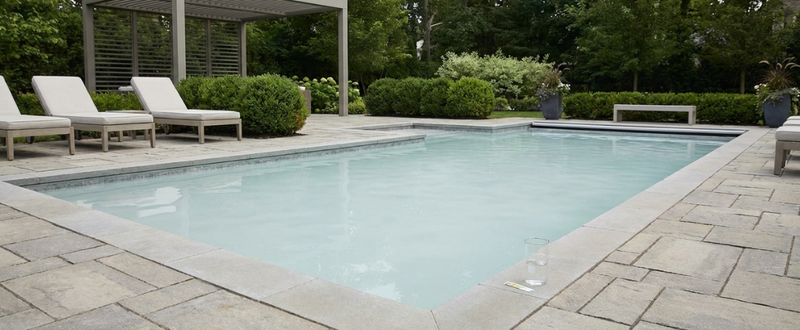 Poolwasser trüb: Was jetzt hilft, damit Ihr Pool wieder klar wird