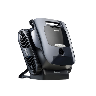 Seitenansicht des kabellosen Poolroboters Beatbot AquaSense 2 Ultra auf seiner Basisstation